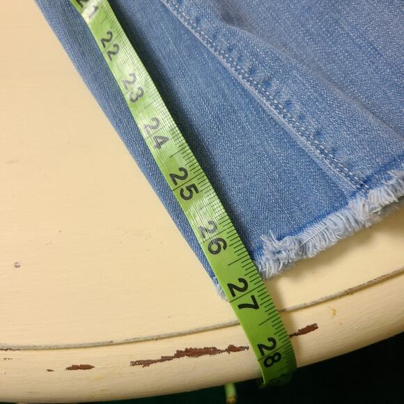 Vince Camuto  Jeans Light Wash Slim Fit Raw Hem Soft Denim Whisker Fade 6 - Picture 10 of 10